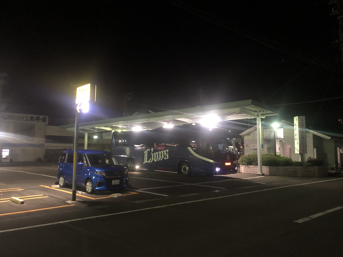 勝浦温泉バスターミナルに停車する夜行バス南紀勝浦線